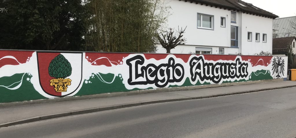 Die Zirbelnuss als Zeichen Augsburger Würde