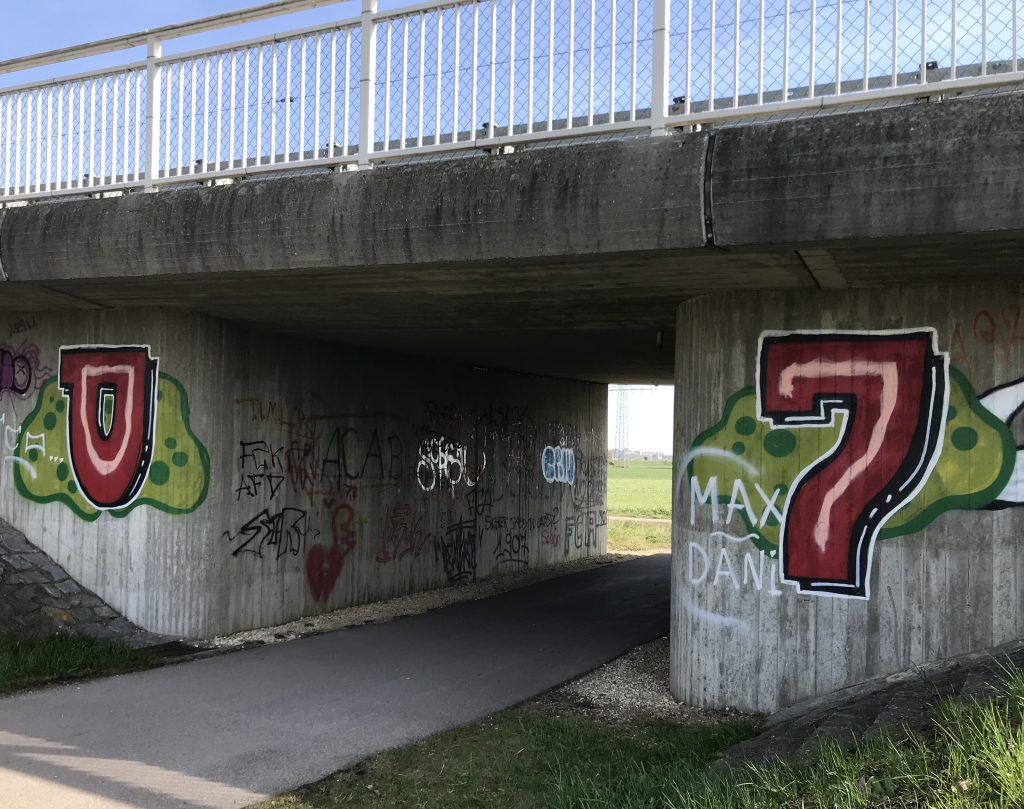 Durchfahrt für Radfahrer ins Glück - Neunzehn Null Sieben -