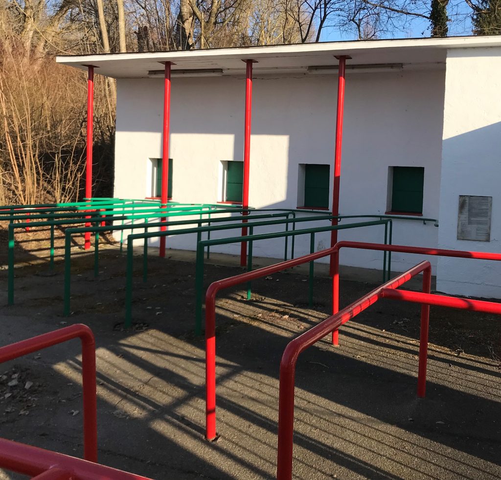 rot-grün-weiße Akzente an der Rosenau