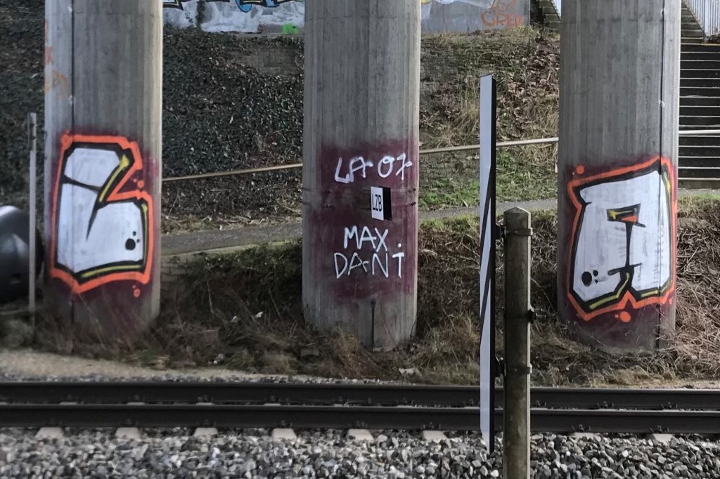 links der Bahnstrecke