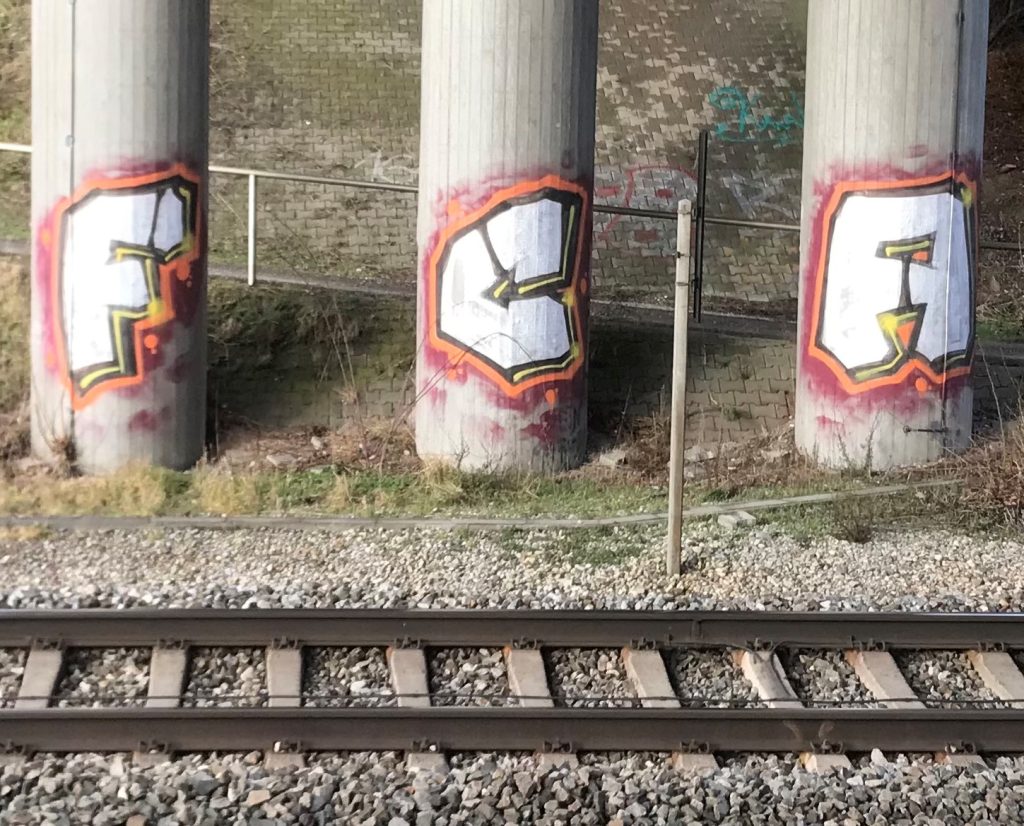 und rechts der Bahnstrecke