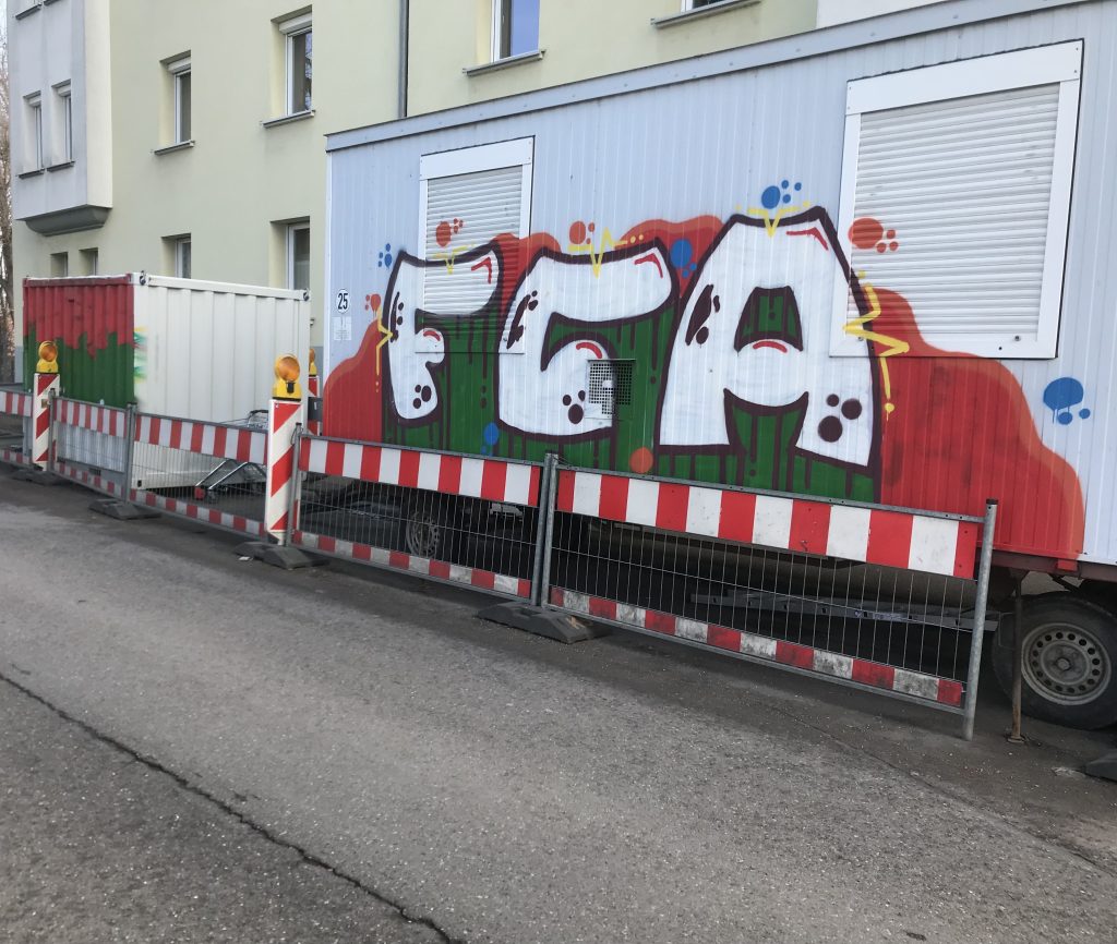 zusammengehörender Bauwagen und Baucontainer